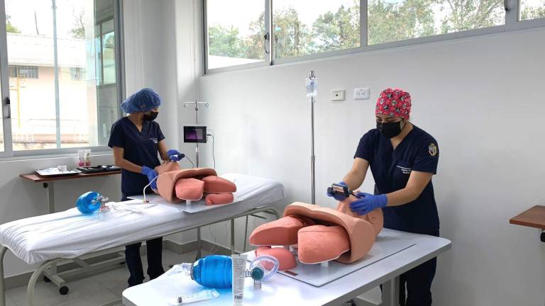 A través de simuladores, los estudiantes universitarios fortalecen sus conocimientos académicos.