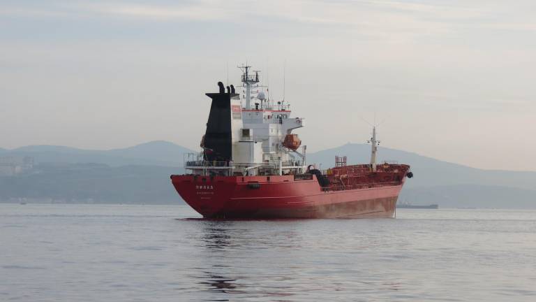 Una decena de activistas bloquean suministro de petróleo ruso en una costa de Dinamarca