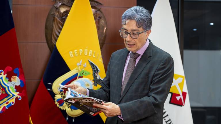 $!El presidente de la Corte Nacional de Justicia, Marco Rodríguez, leyendo una revista Vistazo.