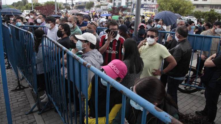 Falsa convocatoria para vacunar a los abogados causa aglomeraciones en Quito