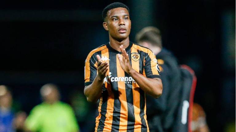 Óscar Zambrano queda fuera de la lista del Hull City para la Premier League y su futuro está en duda