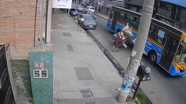 VIDEO | Conductor de bus atropelló fuertemente a una anciana y la dejó abandonada