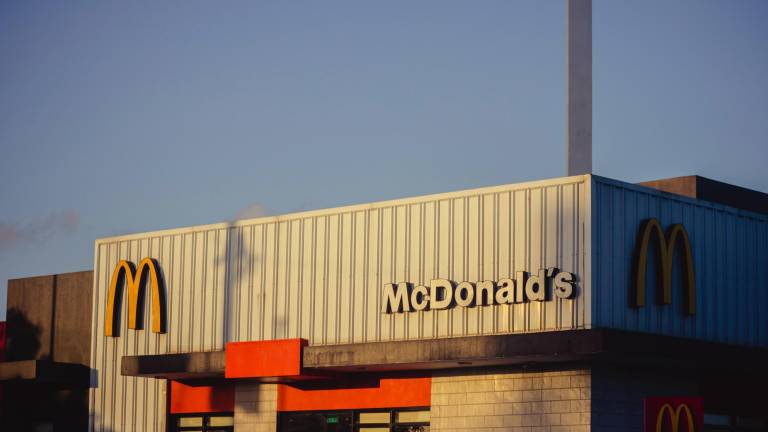 McDonald's en aprietos por oleada de reportes de acoso sexual en sus locales de Reino Unido