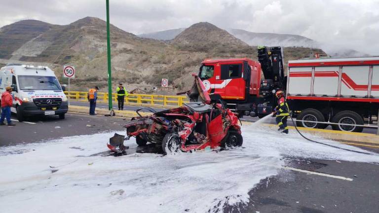 Choque múltiple dejó al menos siete personas heridas en la Panamericana Norte, sector del puente de Guayllabamba, en Quito