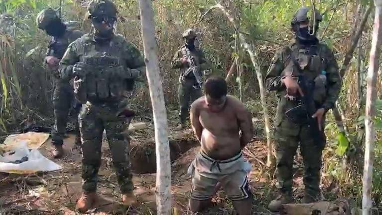 En un operativo militar en La Troncal se descubrieron fosas comunes, drogas y explosivos