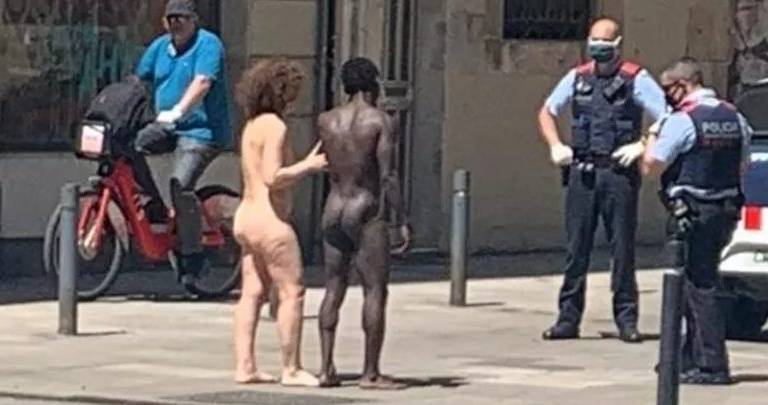 Pareja fue detenida por caminar desnuda en las calles de Barcelona, España