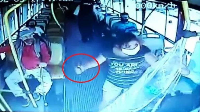 Mujer apuñaló al conductor de un bus por pedirle que usara mascarilla