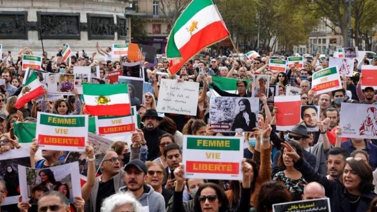 Fuerzas de seguridad de Irán atacan un hospital y una residencia universitaria