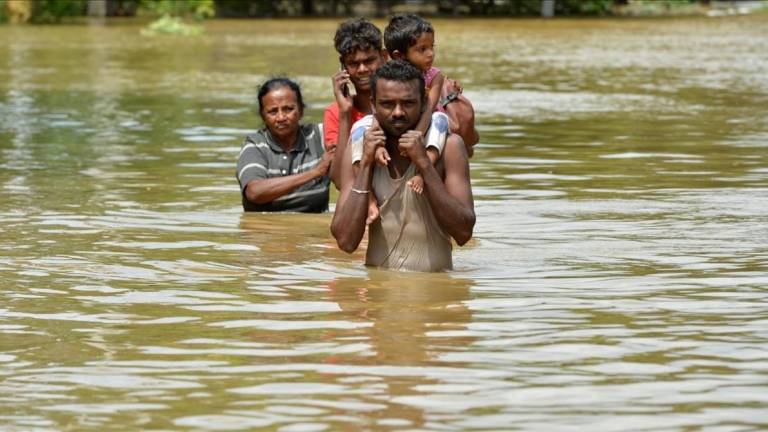 5 muertos y 600 mil evacuados en Bangladés por ciclón Mora