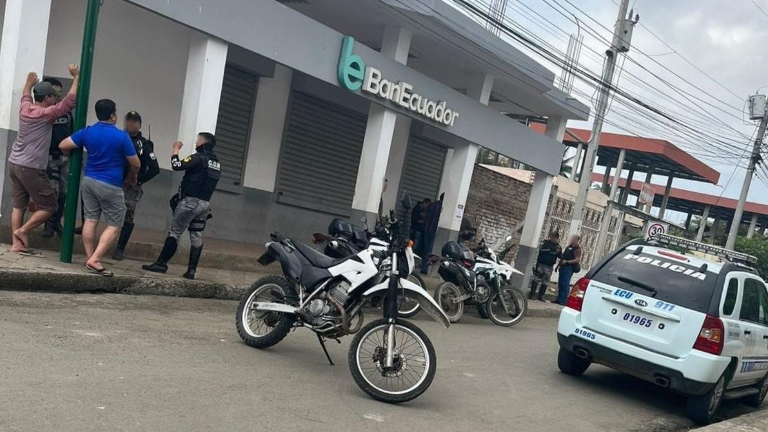 Sujetos rompieron una pared para robar una agencia bancaria en Manabí