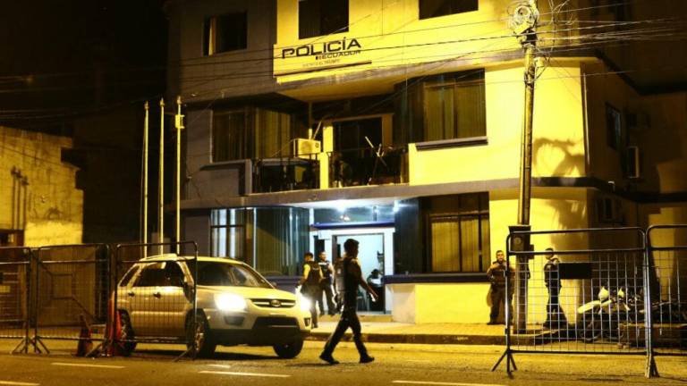 Agentes de Policía se mantienen alerta en uno de los edificios de la institución localizado en el cantón El Triunfo, después de que un enfrentamiento armado entre bandas delictivas se haya suscitado en las vías públicas.