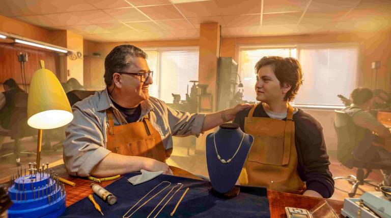 $!Imagen referencial de dos personas realizando un trabajo de joyería.