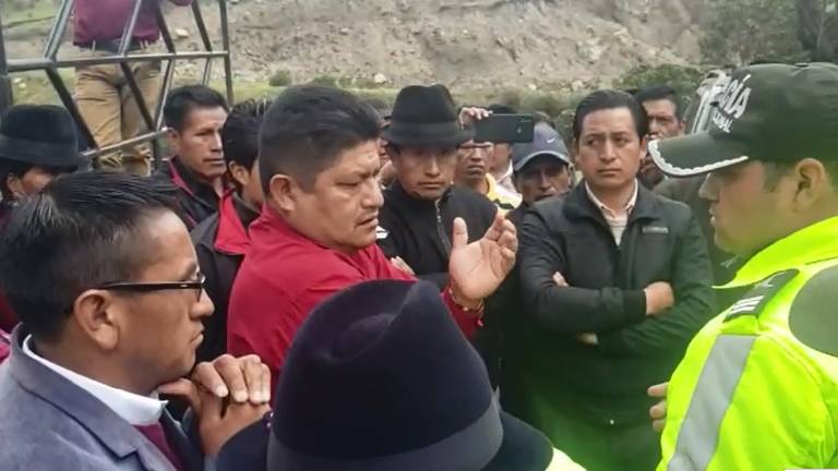 Jaime Vargas bloquea el paso de brigada del Gobierno