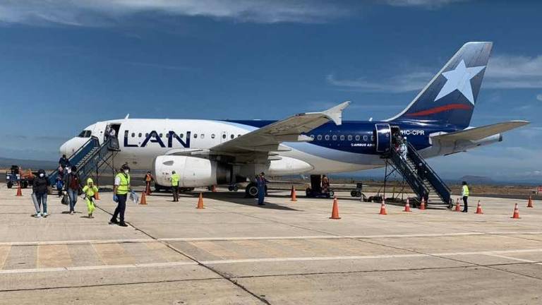 El avión solidario llevó pintas de sangre a niña en Galápagos