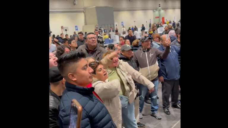 Choques verbales entre simpatizantes de Noboa y Correa dentro de recinto en Madrid