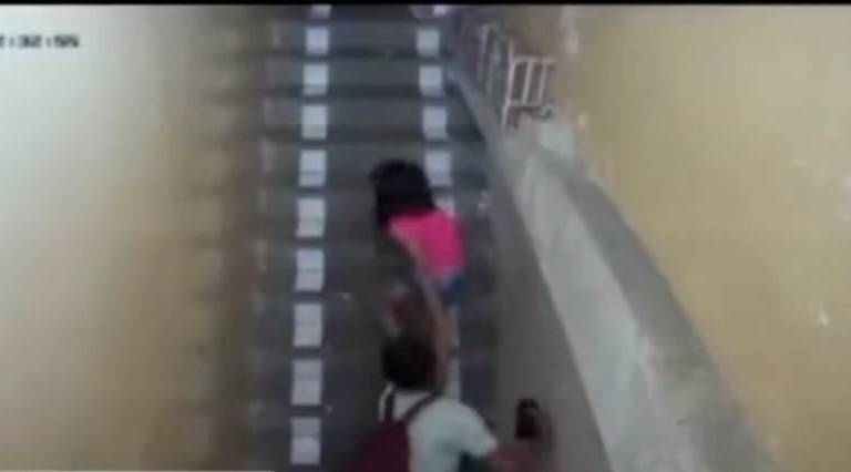 Cámara capta intento de secuestro a una niña en el centro de Guayaquil