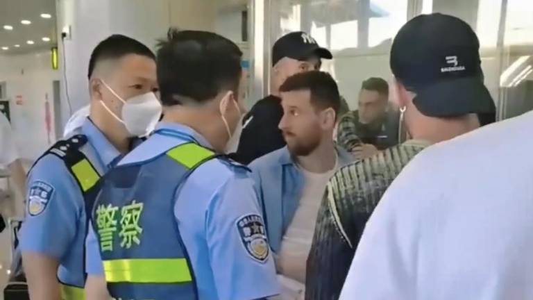 VÍDEO: Lionel Messi fue detenido por problemas en migración en China