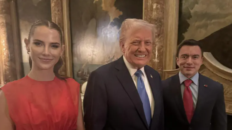 La primera dama, Lavinia Valbonesi, junto a los presidentes Donald Trump y Daniel Noboa.