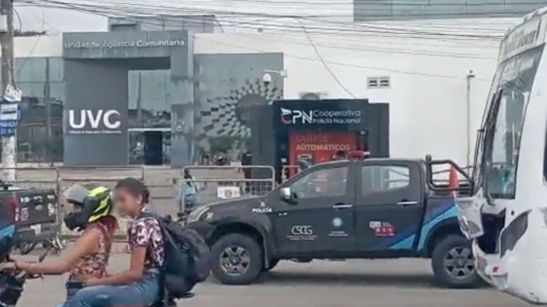 Disparan contra dos sujetos al frente de una unidad policial en el norte de Guayaquil