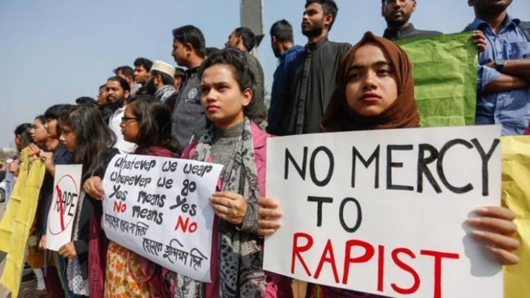 Video de una violación grupal contra una mujer desata furia en Bangladesh