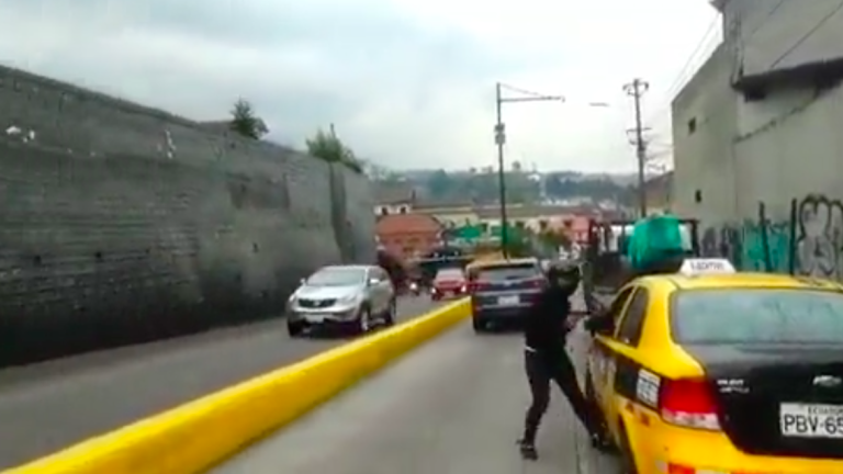Video captó el momento en que un policía evita que un delincuente asalte a un taxista en Quito