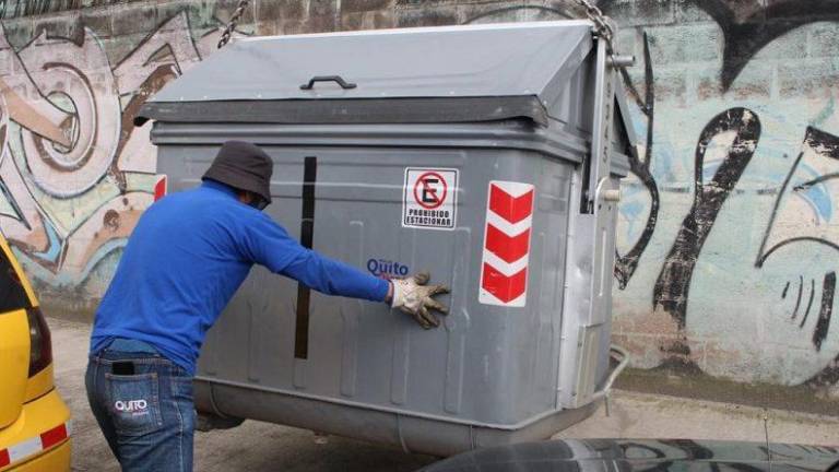 En el interior de un contenedor de basura del Comité del Pueblo, al norte de Quito, se encontró un cadáver