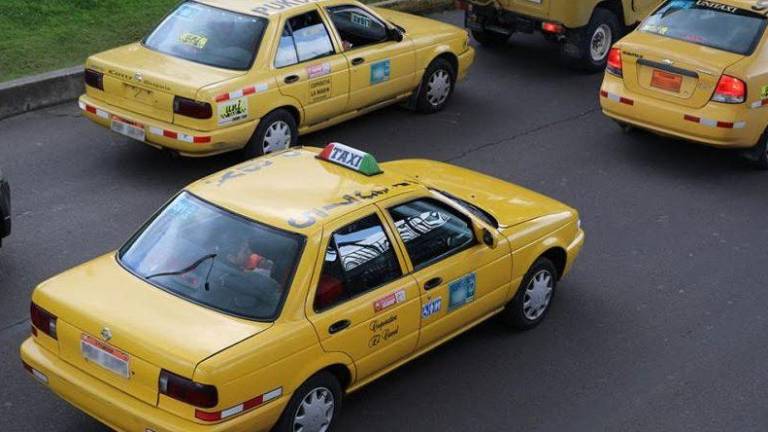 Anuncian reducción a la tarifa arancelaria para la importación de taxis y buses