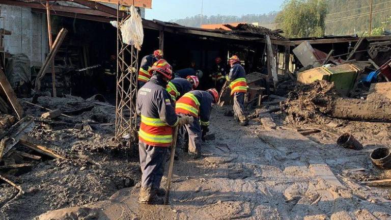 Aumenta la cifra de desaparecidos tras aluvión en Quito y continúa la remoción de escombros
