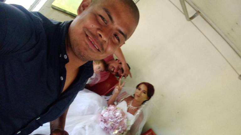 Novios se vuelven virales por viajar a su boda en transporte público