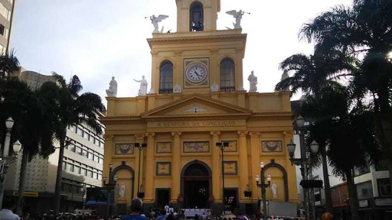 Hombre mata a 5 personas y se suicida durante misa en Brasil