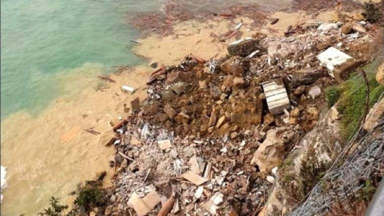 Un cementerio se derrumba desde un acantilado y decenas de ataúdes terminan en el mar