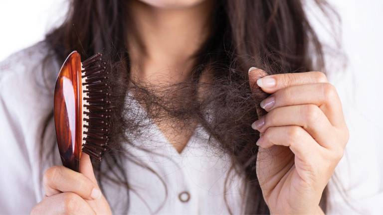 El estrés puede provocar una serie de daños en el cabello, no solo la caída capilar