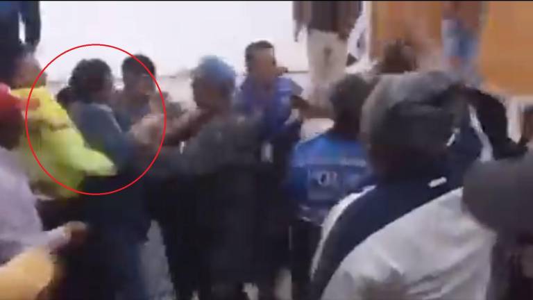VIDEO: Alcalde de Alausí, Rodrigo Rea, fue agredido en plena reunión con damnificados del mortal deslizamiento