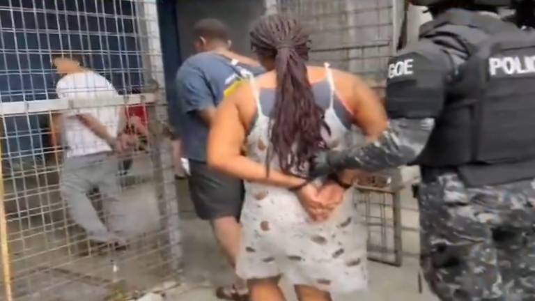 Fotografía de los presuntos implicados bajo custodia policial.