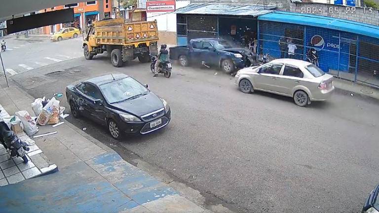 Camioneta sin control impactó a un mecánico y arrasó con motos y la fachada de una casa en Milagro