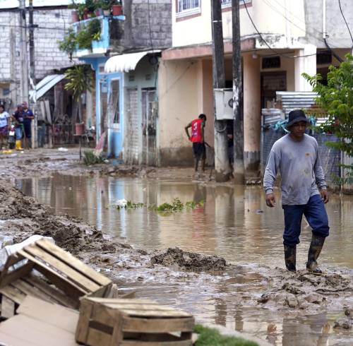 Personas afectadas por inundaciones en Ecuador.