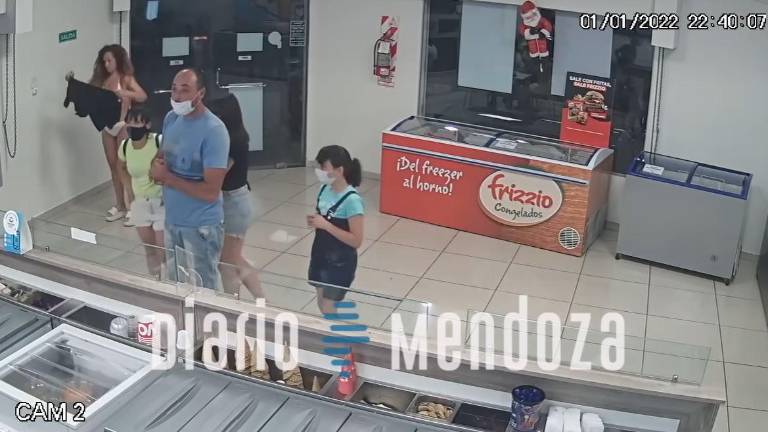 Una mujer se quitó el vestido en una heladería para usarlo como mascarilla