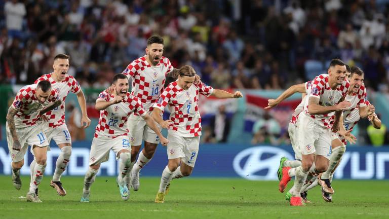 Jugadores de Croacia celebran tras derrotar a Japón en la tanda de penales.