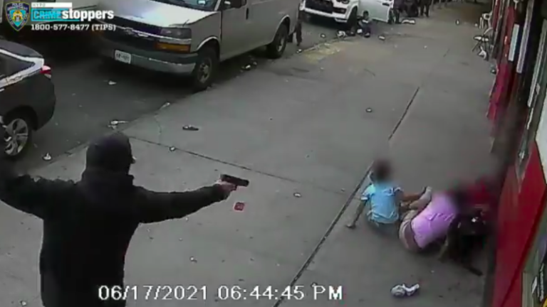 VIDEO: Tiroteo frente a dos niños en vía pública indigna a Nueva York