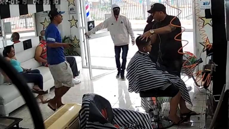 En menos de un minuto asaltan una peluquería en Guayaquil, donde estaba un menor de edad