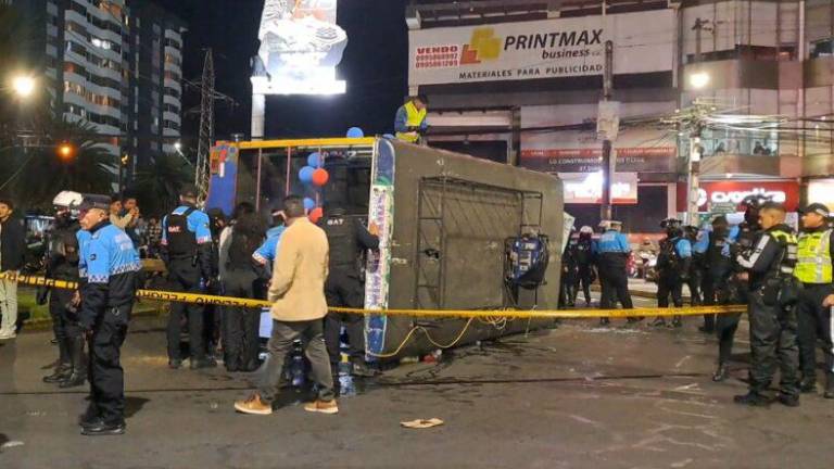 Fiestas en Quito: una ‘chiva’ que operaba sin permisos se volcó con pasajeros a bordo y el conductor fue detenido