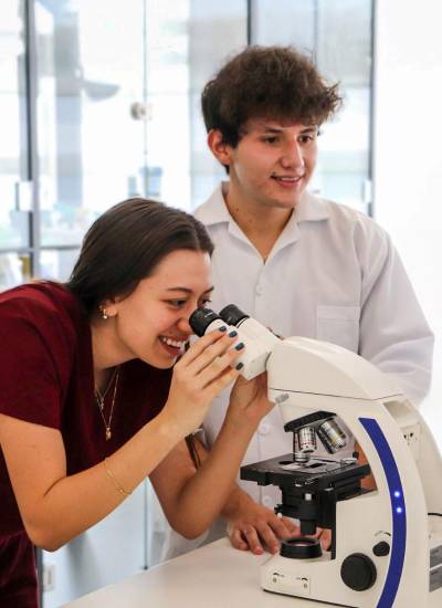 La UIDE alcanzó en el World University Rankings for Innovation (WURI) el puesto número 1 en innovación entre las instituciones del Ecuador.