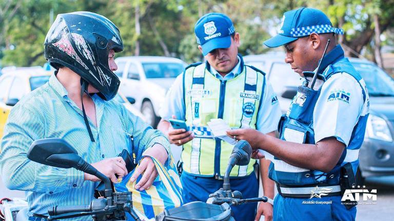 ATM informa que agentes en moto no pueden multar en Guayaquil: hay 50 sancionados por irregularidades