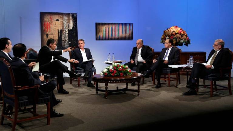 Correa protagoniza acalorado debate económico