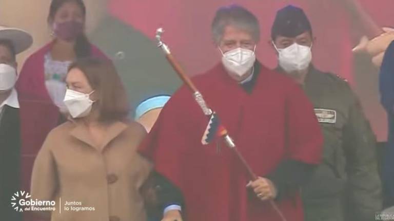 Lasso recibe el bastón de mando de manos de los indígenas