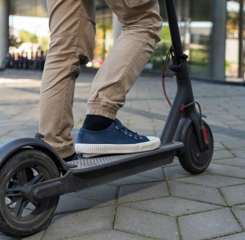 Fotografía referencial de un ciudadano utilizando un scooter.