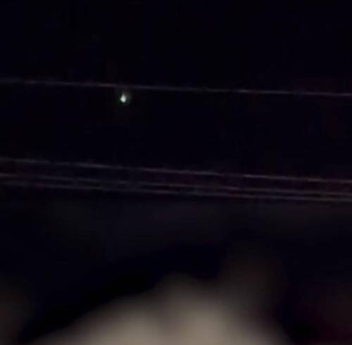 Captura de video grabado por un agente de las fuerzas del orden locales en Colorado en octubre del 2023. Describió el fenómeno como silencioso y caracterizado por luces intermitentes rojas, azules y verdes.
