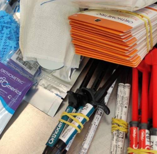 Fotografía que muestra varios de los implementos médicos que pretendían ingresar ilegalmente al país.