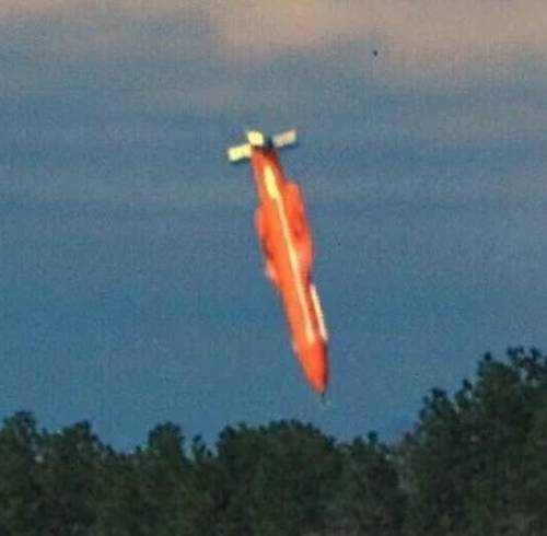 Imagen de archivo del 11 de marzo de 2003, cortesía de la Fuerza Aérea de los EE. UU., que muestra el prototipo de la bomba GBU-43/B (Massive Ordnance Air Blast).