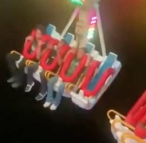 Captura de video que muestra la atracción involucrada en movimiento.